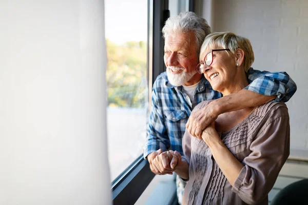 Glada Leende Äldre Par Omfamna Tillsammans Och Njuta Pensionering Hemma — Stockfoto