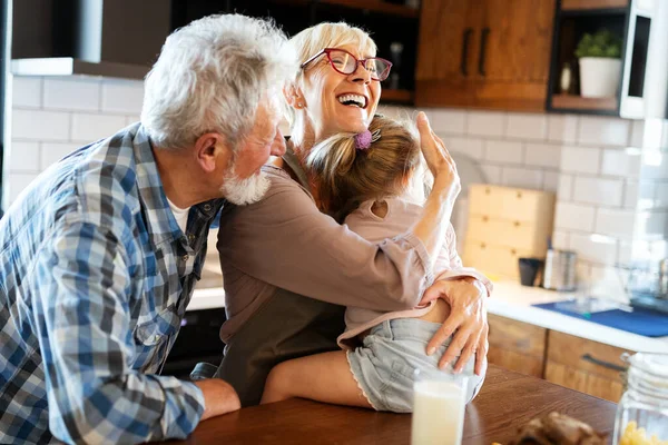 Glücklich Lächelnde Großeltern Spielen Mit Ihrer Enkelin — Stockfoto