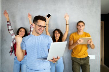 Modern eğitim, iş, girişim, arkadaşlık teknolojisi ve takım çalışması kavramı.