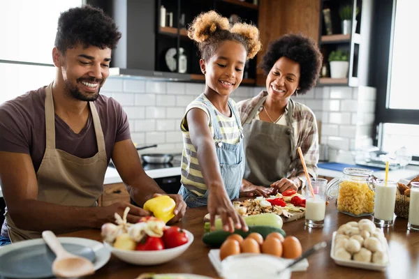 Fille Mignonne Ses Beaux Parents Sourient Tout Cuisinant Dans Cuisine — Photo