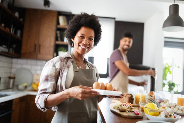 Güzel Bir Çift Mutfakta Vakit Geçirirken Birbirlerine Sarılıp Gülümsüyor — Stok fotoğraf