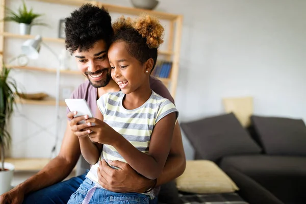 Ευτυχισμένος Πατέρας Και Κόρη Διασκεδάζουν Smartphone Μαζί Αγκαλιάζονται Χαμογελούν Αστείο — Φωτογραφία Αρχείου