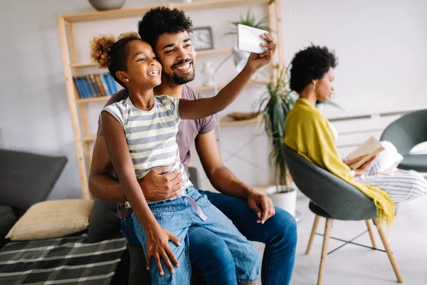 Feliz Padre Hija Divirtiéndose Juntos Con Teléfono Inteligente Abrazándose Sonriendo — Foto de Stock