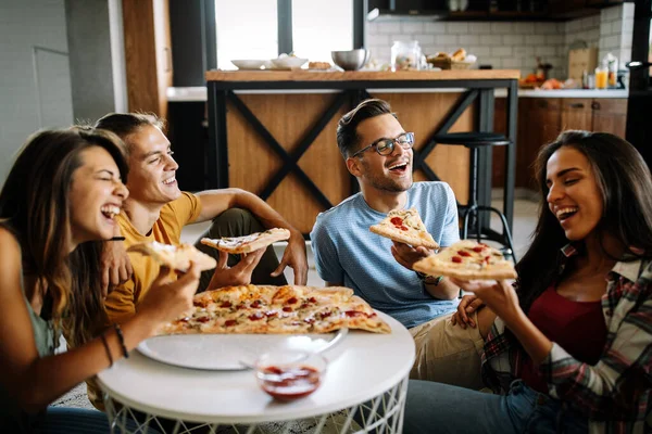 Веселые Многорасовые Друзья Веселятся Поедая Пиццу Дома — стоковое фото