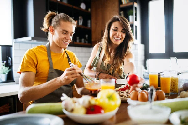 Pessoas Felizes Amigos Casal Cozinhar Comida Juntos Sua Cozinha Loft — Fotografia de Stock