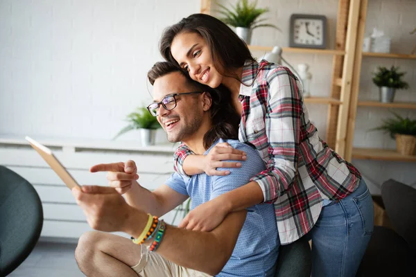 Junges Paar Sitzt Wohnzimmer Und Bedient Sich Eines Tabletts — Stockfoto