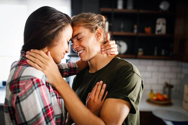 Belo Jovem Casal Apaixonado Está Sorrindo Abraçando Antes Fazer Sexo — Fotografia de Stock