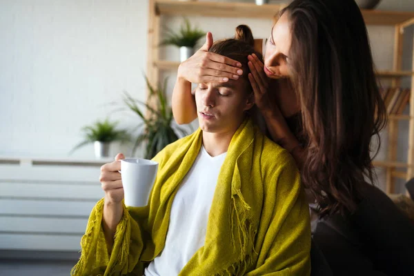 Femme Inquiète Joue Température Homme Maison Fièvre Grippe Maladie Concept — Photo