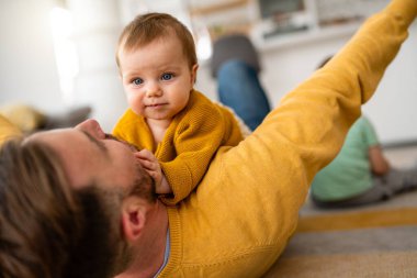 Baba ve kızı gülüyor ve kaynaşıyorlar. Babası ve küçük kızı evde vakit geçiriyorlar. Bekar baba eğlence aile hayatı kavramını sever.