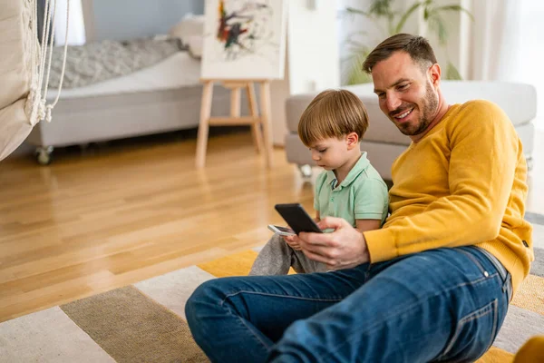 Boldog Apa Fia Játszanak Mobilon Otthon Technológiai Függőség Családi Probléma — Stock Fotó