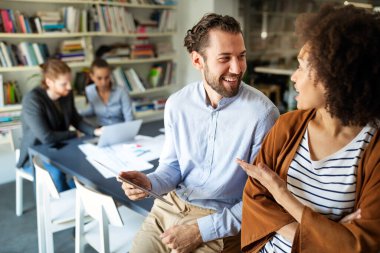 Modern ofiste çalışan iş adamlarının işbirliği ve analizi