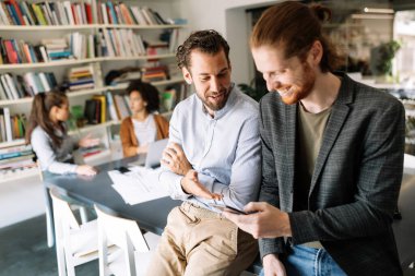 Modern ofiste çalışan iş adamlarının işbirliği ve analizi