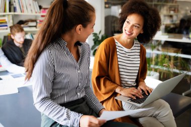 Modern ofiste çalışan iş adamlarının işbirliği ve analizi