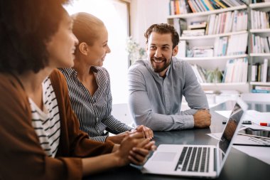 İş yeri teknolojisi yazılım insanları programlama kavramı