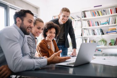 Modern ofiste çalışan iş adamlarının işbirliği ve analizi