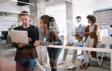 Modern ofiste çalışan iş adamlarının işbirliği ve analizi