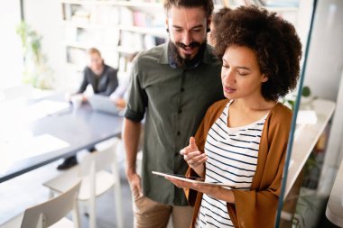 İş yeri teknolojisi yazılım insanları programlama kavramı