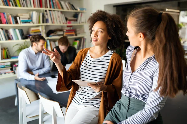 Samarbete Och Analys Affärsmän Som Arbetar Moderna Kontor — Stockfoto