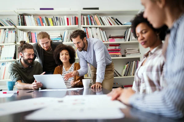 Groep Van Mensen Een Zakelijke Bijeenkomst Bespreken Ideeën Kantoor — Stockfoto