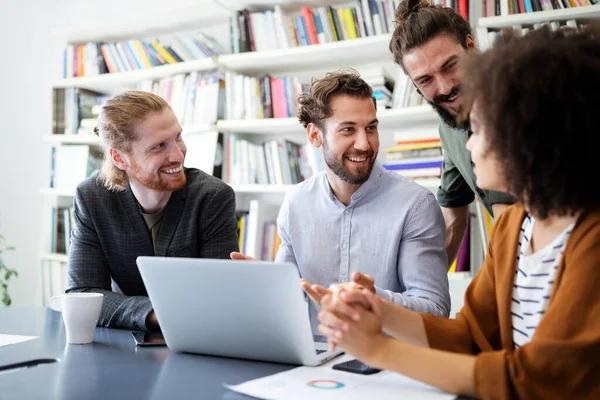 Programadores Que Trabajan Cooperando Empresa Desarrollando Aplicaciones —  Fotos de Stock