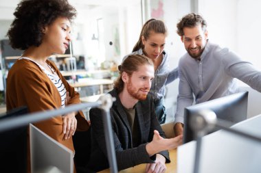 Bir yazılım geliştirme şirketinde çalışan programcılar