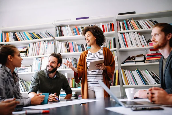 Erfolgreiches Unternehmen Mit Zufriedenen Mitarbeitern Geschäftstreffen Teamwork Bürokonzept — Stockfoto