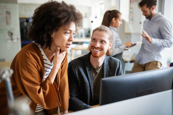 Jeunes Entrepreneurs Concepteurs Ils Travaillent Sur Nouveau Projet Concept Démarrage — Photo