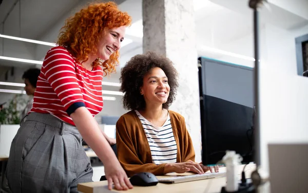 Programadores Que Trabajan Cooperando Empresa Desarrollando Aplicaciones — Foto de Stock