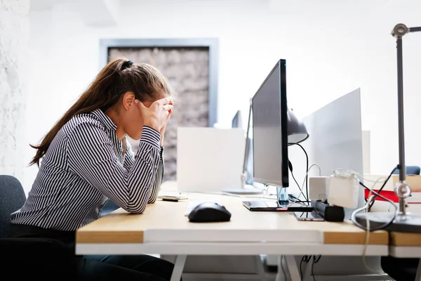 Mujer Negocios Joven Con Exceso Trabajo Frustrado Frente Computadora Oficina —  Fotos de Stock