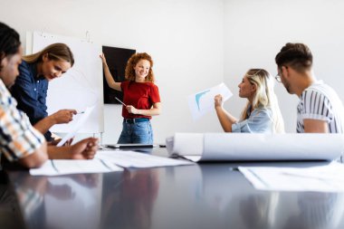 İş adamları tasarımcıları takım çalışması planlama ofisi toplantısı konsepti