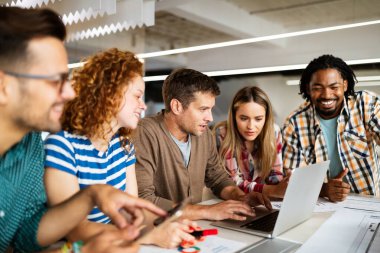 Girişimciler mimarlar iş adamları konferansı modern toplantı odasında