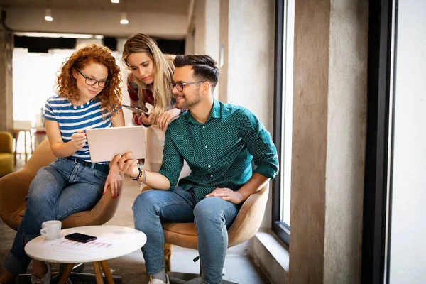 Groep Van Zakenmensen Ontwerpers Software Ontwikkelaars Werken Als Een Team — Stockfoto