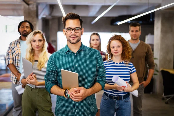 Gruppo Imprenditori Progettisti Sviluppatori Software Che Lavorano Come Team Ufficio — Foto Stock