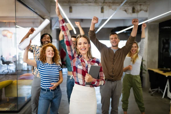 Grupo Empresarios Exitosos Oficina Celebrando Los Beneficios Creación Equipos — Foto de Stock