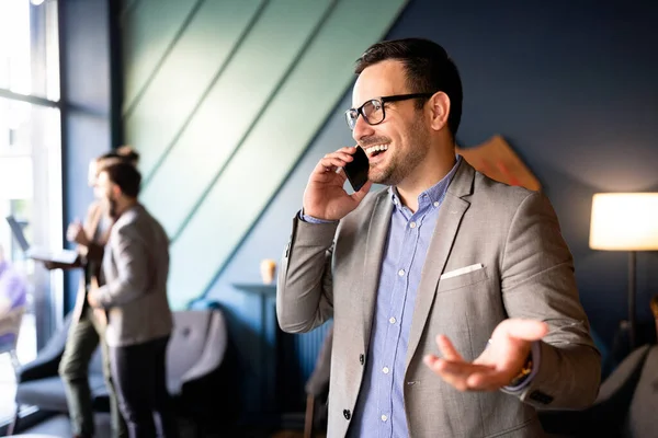 Negocios Gente Concepto Oficina Feliz Joven Empresario Hablando Teléfono Inteligente — Foto de Stock