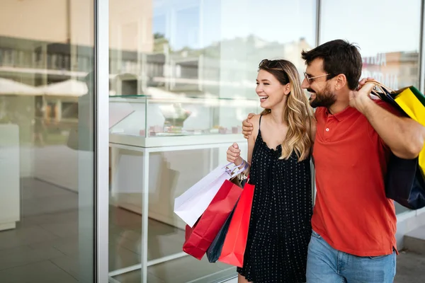 Portret Van Een Gelukkig Stel Met Boodschappentassen Verkoop Consumentisme Mensen — Stockfoto