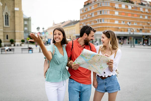Nyaralás Turizmus Koncepció Boldog Barátok Keres Turisztikai Térképet Városban — Stock Fotó