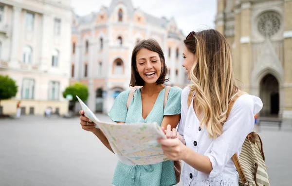 Mujeres Felices Amigas Disfrutando Viajes Vacaciones Ciudad — Foto de Stock