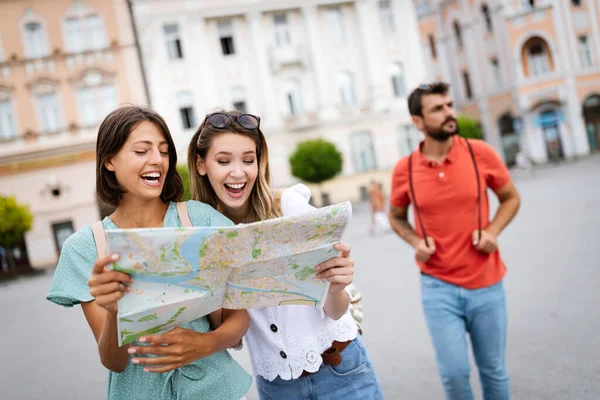 Grupo Turistas Viajeros Felices Turismo Con Mapa Divertirse — Foto de Stock