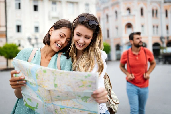 Feliz Viaje Juntos Dos Hermosas Mujeres Centro Ciudad Soleada — Foto de Stock