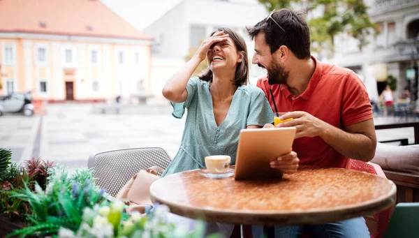 Glücklich Umarmendes Paar Mit Tablet Lächelnd Und Plaudernd Café — Stockfoto
