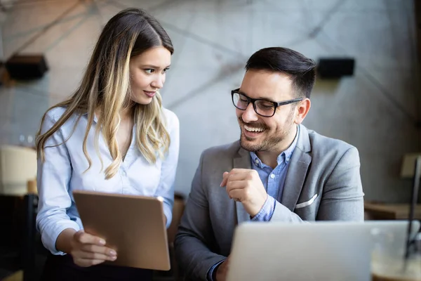 Framgångsrikt Företag Med Glada Affärsanställda Modernt Kontor — Stockfoto