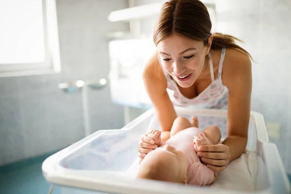 Happy Smiling Mother Newborn Baby Hospital — Stock Photo, Image