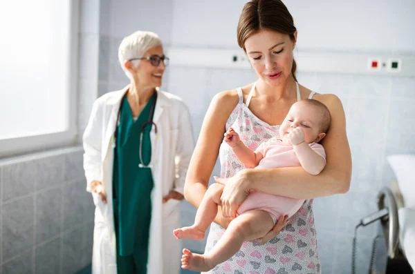 Όμορφη Νεαρή Μητέρα Και Μωρό Στην Ιατρική Εξέταση Γιατρό Στο — Φωτογραφία Αρχείου