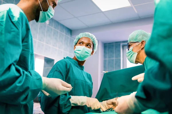 Grupo Médicos Cirujanos Trabajando Quirófano Hospital —  Fotos de Stock