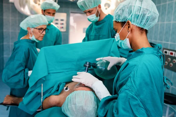 Bir Grup Cerrah Hastanedeki Ameliyathanede Çalışıyor — Stok fotoğraf