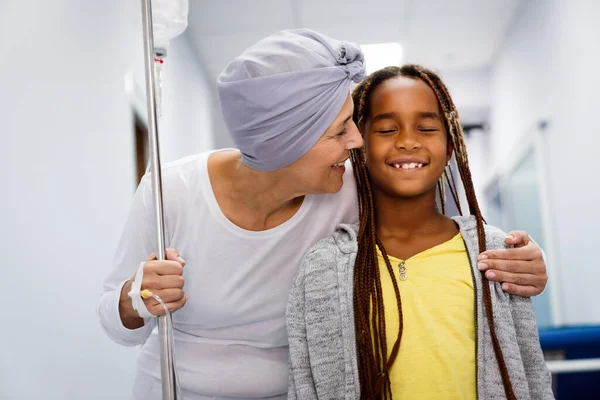 Άρρωστη Ηλικιωμένη Γυναίκα Καρκίνο Αγκαλιάζει Εγγόνι Της Στο Νοσοκομείο Έννοια — Φωτογραφία Αρχείου