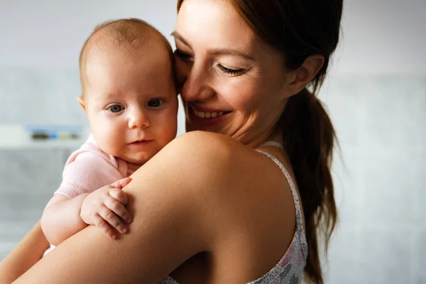 Feliz Família Alegre Mãe Bebê Beijando Rindo Abraçando Juntos — Fotografia de Stock