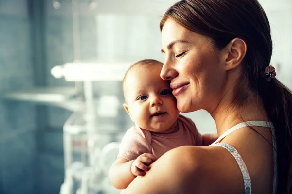 Retrato Hermosa Madre Con Bebé Concepto Personas Médicas Sanitarias — Foto de Stock