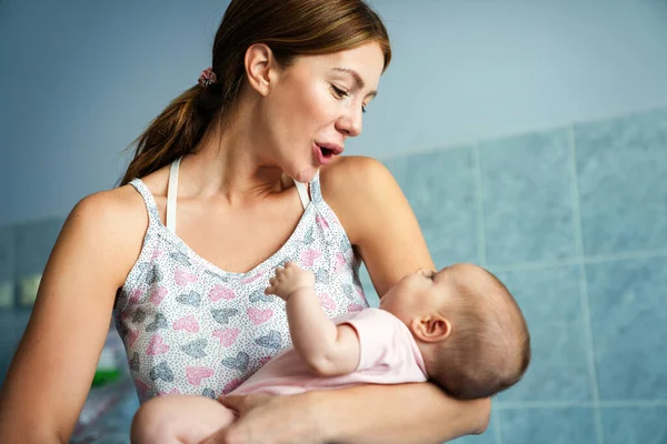 Retrato Mãe Bonita Com Seu Bebê Cuidados Saúde Conceito Pessoas — Fotografia de Stock